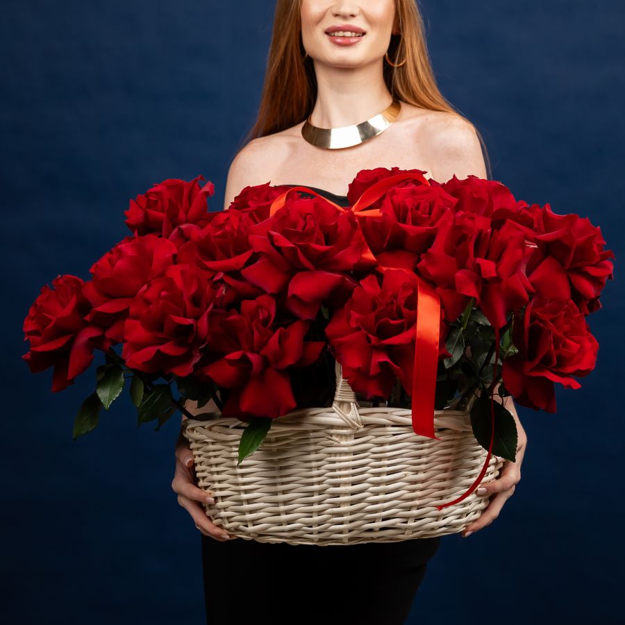 25 Французских роз (Эксплорер) в корзине размер L