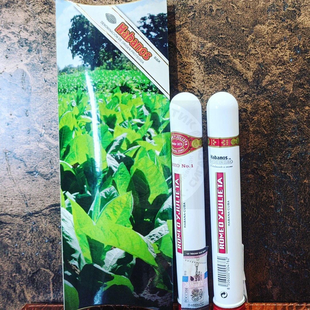 Сигарный подарочный набор сигары Romeo y Julieta в картонной фирменной упаковке.