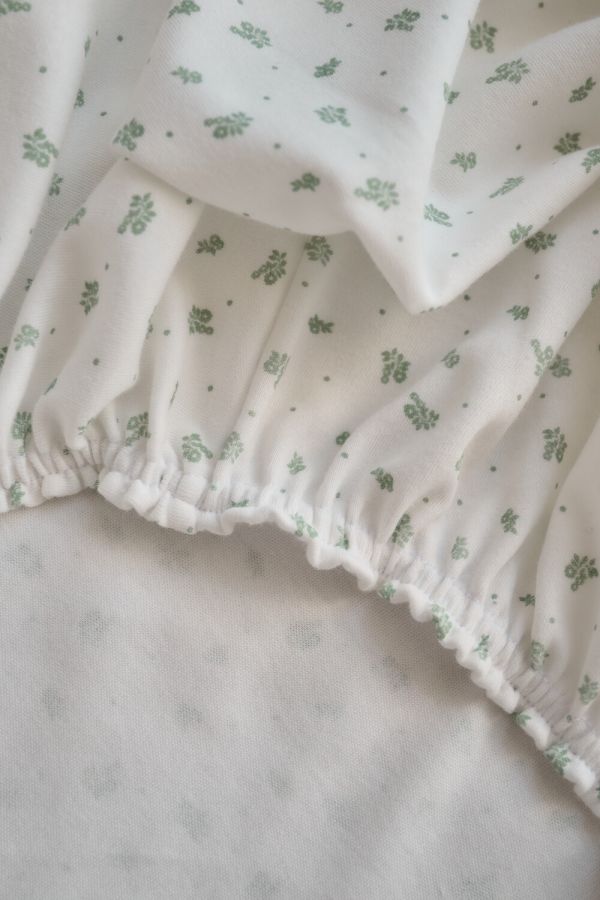 Простынь на резинке детская 120*60 для новорожденных [зеленые цветы]