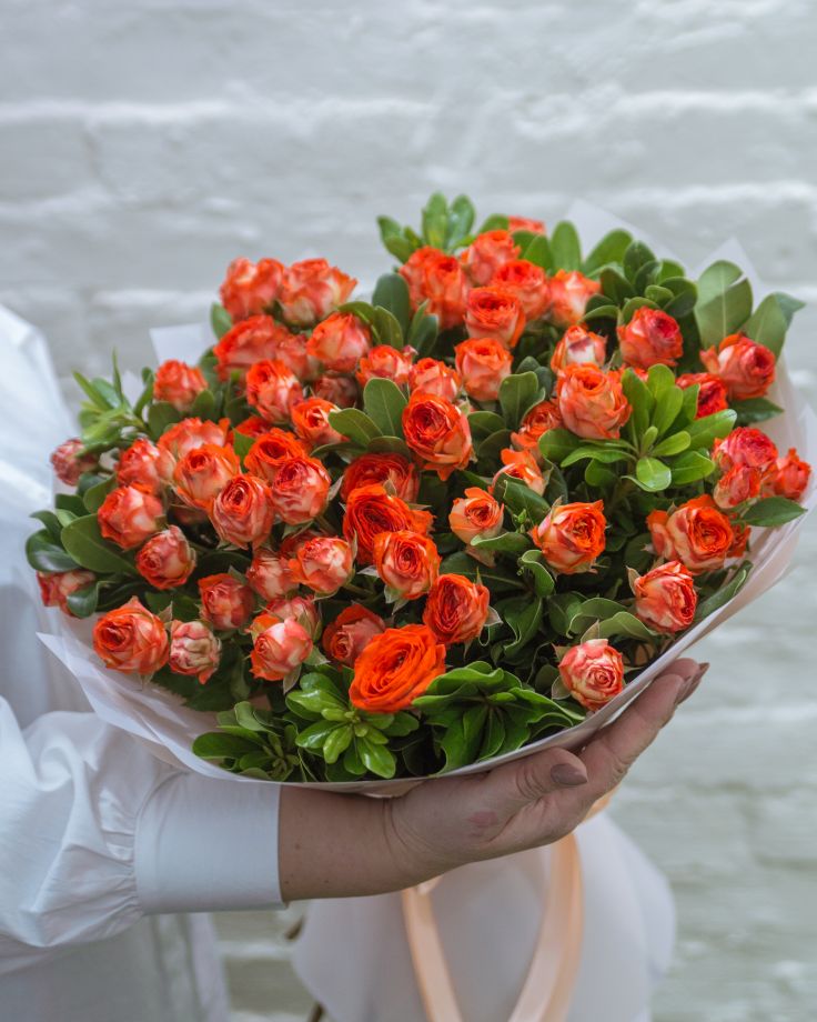 Букет из кустовых роз Микс с зеленью