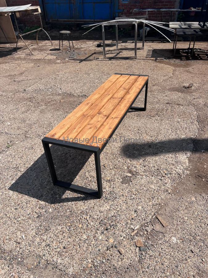 Лавка металлическая с деревянным сиденьем 147×40×40 см — каркас сталь, планкен хвойный, цвет тик