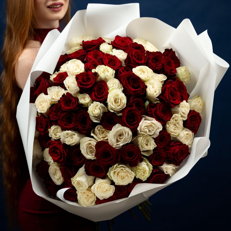 Красная и белая роза от 7 шт (60см)
