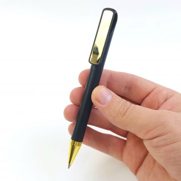 черные ручки с золотистыми деталями