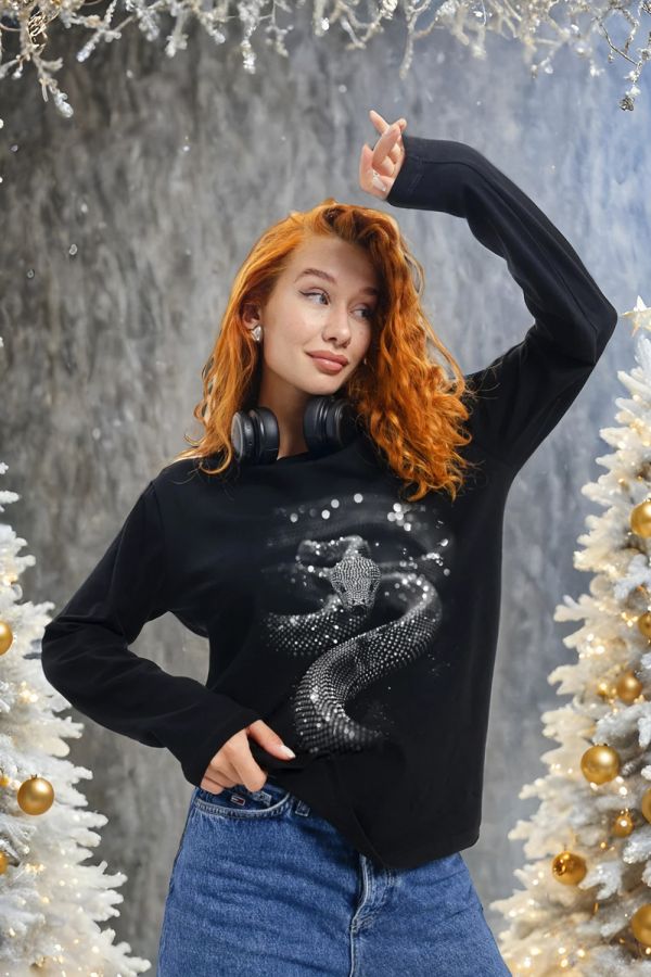 8516 Футболка с длинным рукавом женская [черный+Змея стразы]