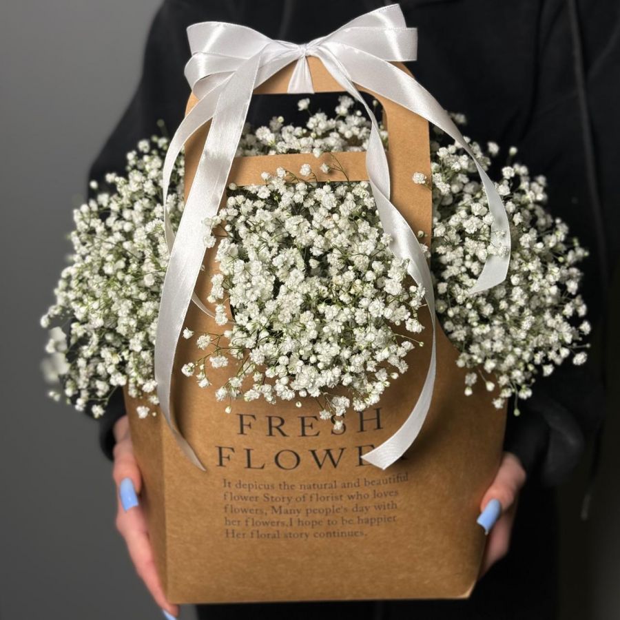 Белая гипсофила в сумочке