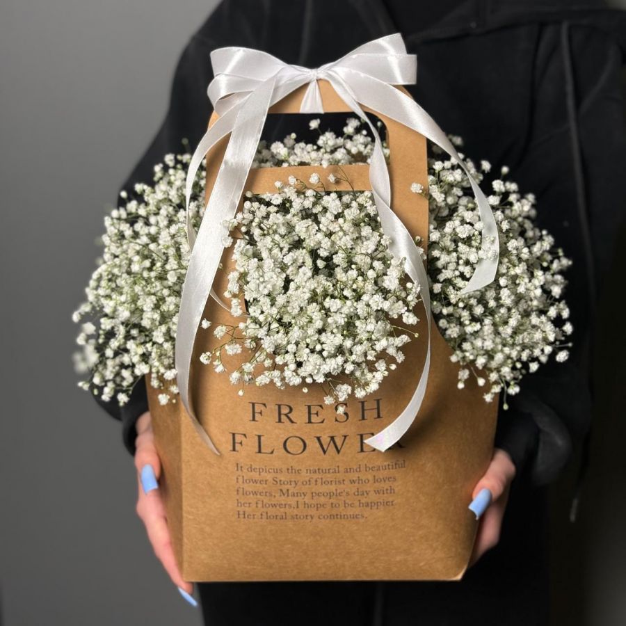 Белая гипсофила в сумочке