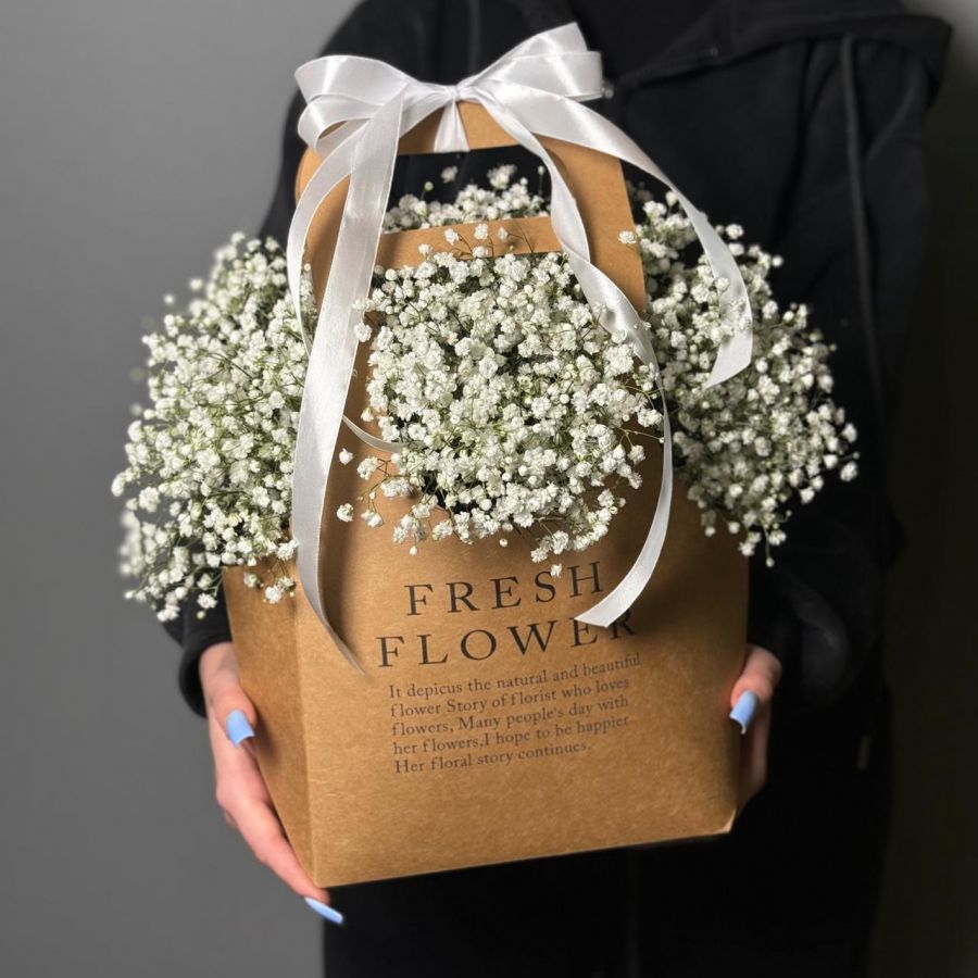 Белая гипсофила в сумочке