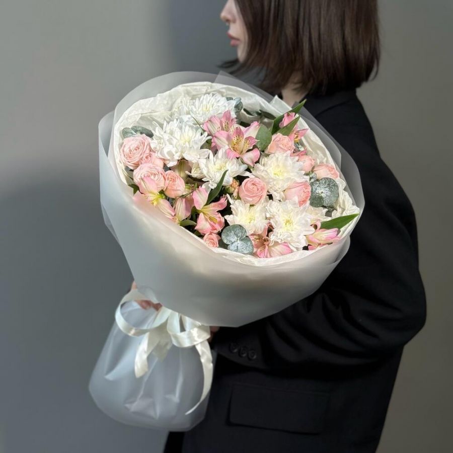 Нежный жест: кустовая хризантема, альстромерия, кустовая роза