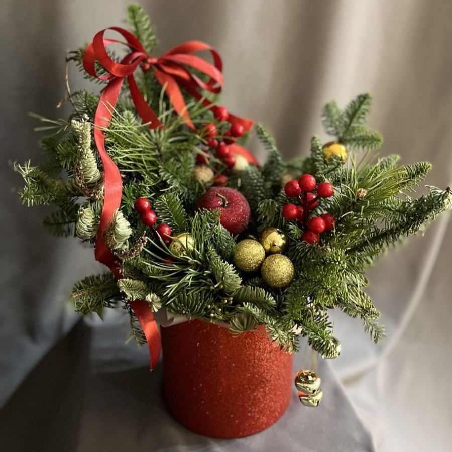 Красная новогодняя композиция