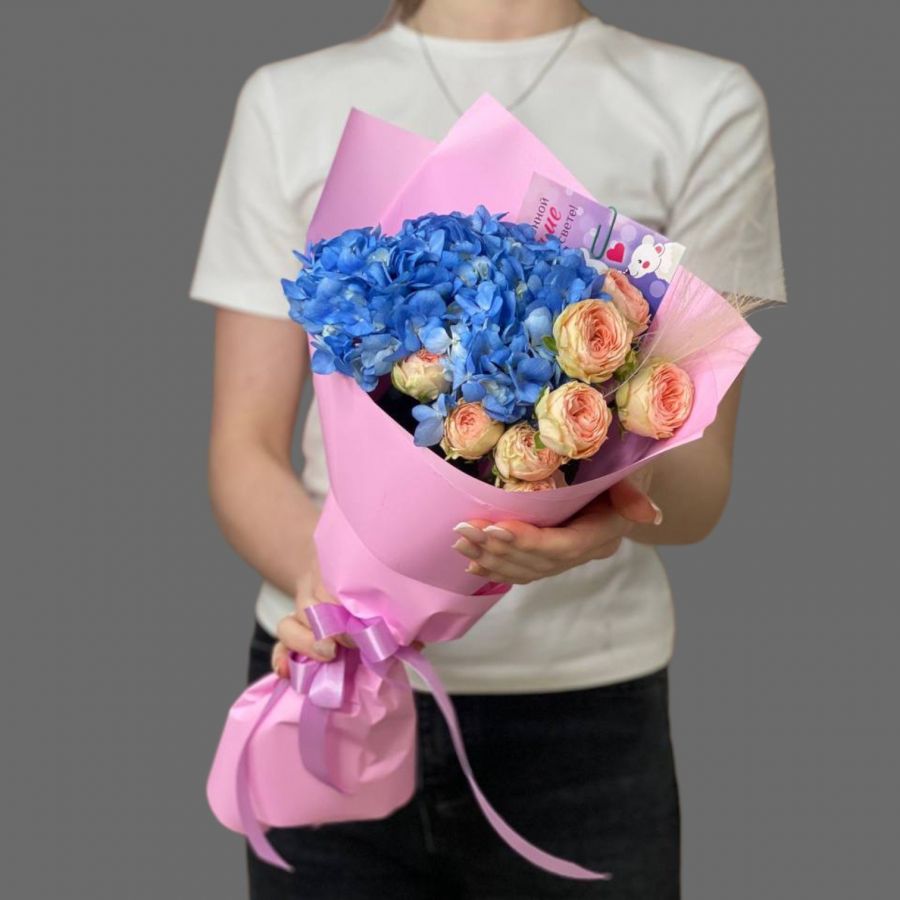 Букет-комплимент с гортензией и кустовой розой