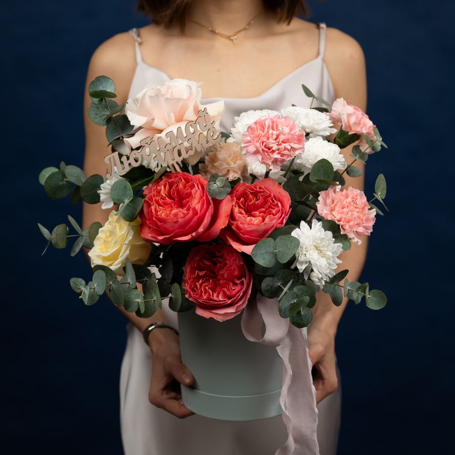 Цветы в коробке с топпером "Любимой маме"