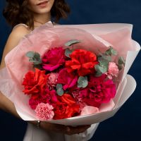 Французские розы с диантусами и эвкалиптом