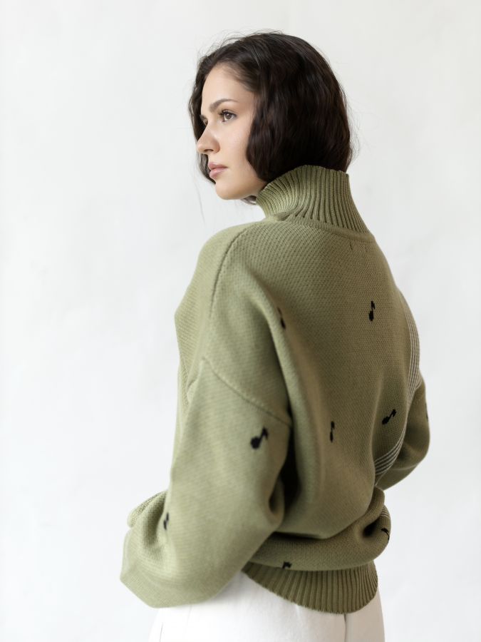 Свитер зеленый с воротником "Ноты"