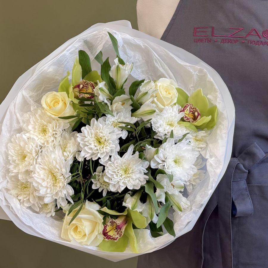 Красивый букет из белых цветов с орхидеями "Симфония"
