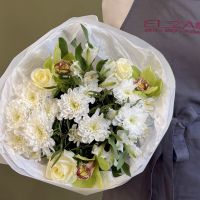 Красивый букет из белых цветов с орхидеями "Симфония"