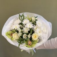 Красивый букет из белых цветов с орхидеями "Симфония"