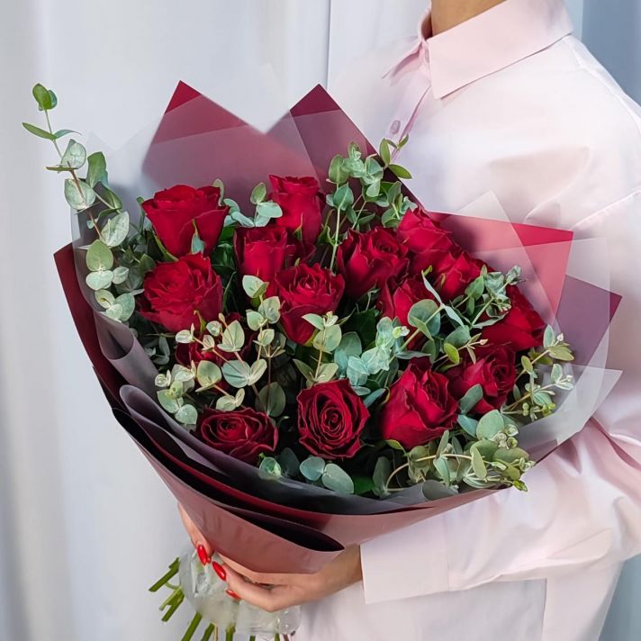 Букет из 15 красных роз с зеленью