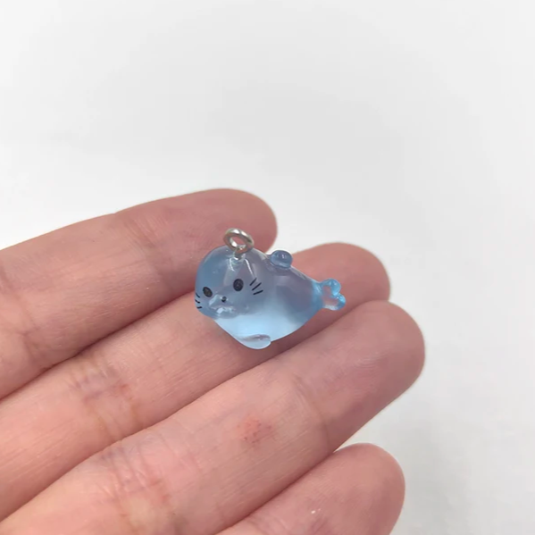 Подвеска фигурка Нерпа из полимерной смолы 20х12 мм  IYOE.N.2012