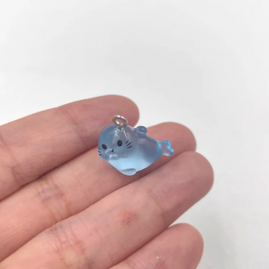 Подвеска фигурка Нерпа из полимерной смолы 20х12 мм  IYOE.N.2012