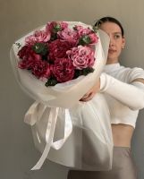 9 сиреневых пионовидных роз Кантри Блюз с эвкалиптом