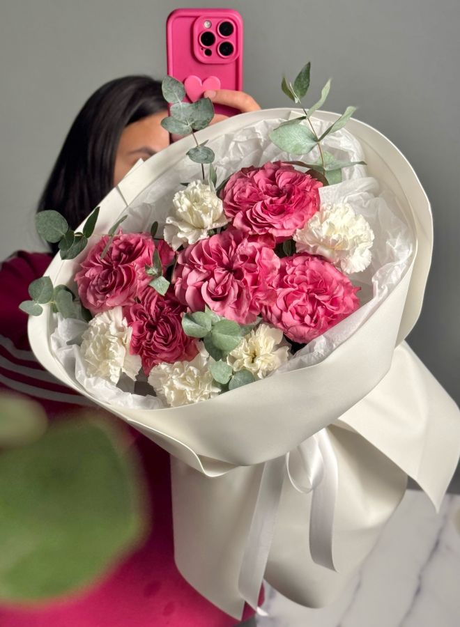 Букет с сиреневыми пионовидными розами и белыми диантусами