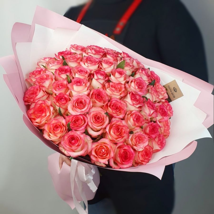 51 розовая роза в упаковке