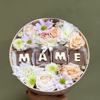 Композиция с шоколадными буквами МАМЕ