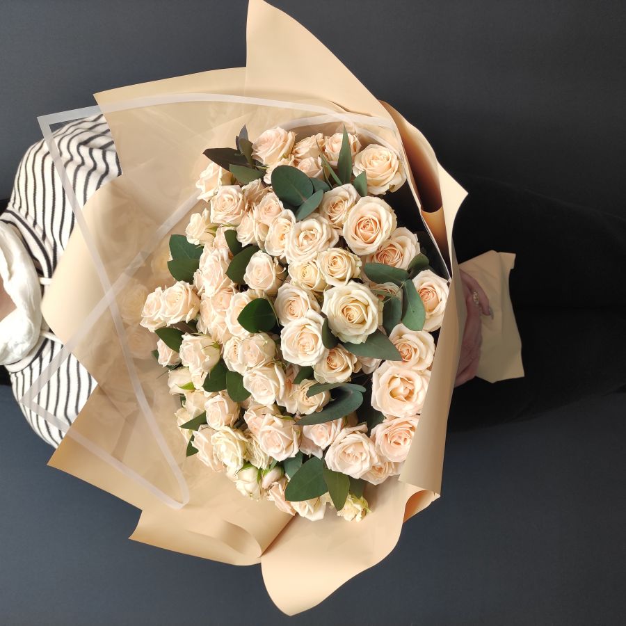 Букет из кремовых кустовых розочек