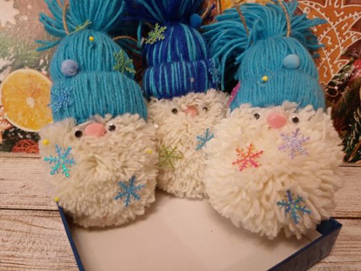 Зимнее Волшебство: Набор Ёлочных Игрушек "Гномики из Помпонов" (3 шт.)