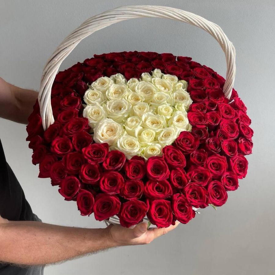 101 красная роза с белым сердцем в корзине