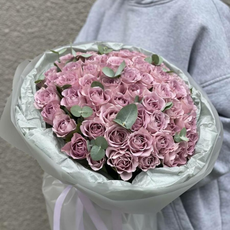 51 лавандовая роза 40 см в оформлении