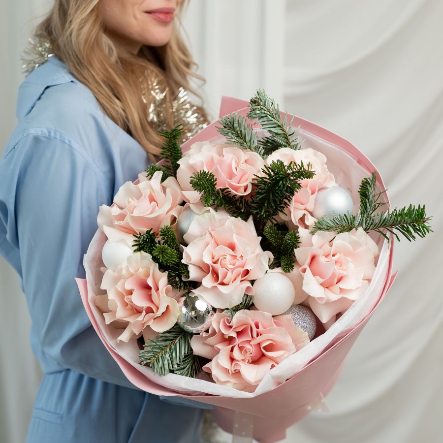 Букет с французскими розами и нобилисом