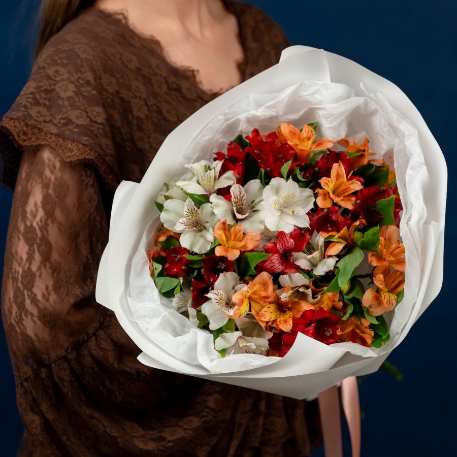 Букет из 11 цветных альстромерий