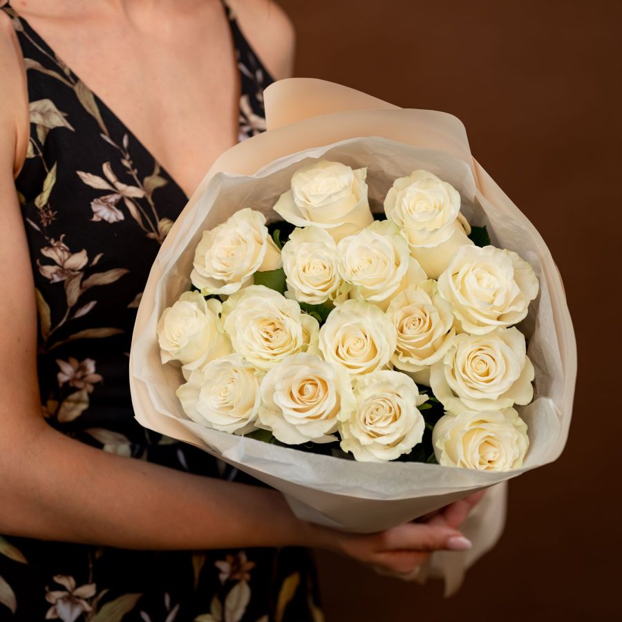 Букет из белых роз от 7 шт. 60 см .