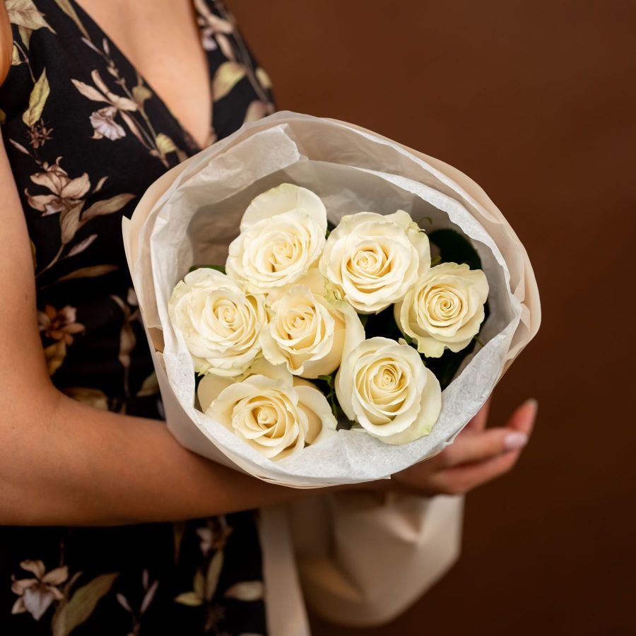 Букет из белых роз от 7 шт. 60 см .