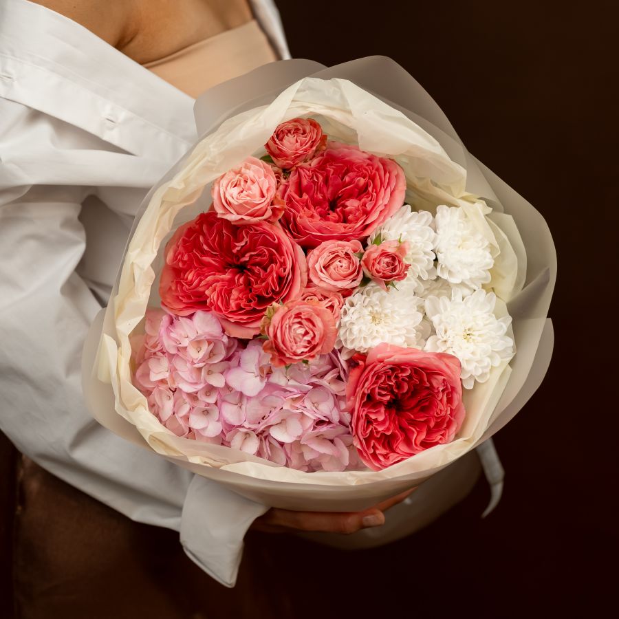 Сборный букет  с пионовидными розами и гортензией