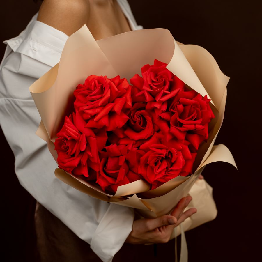 Букет из 7 шт  красных французких роз .50 см .