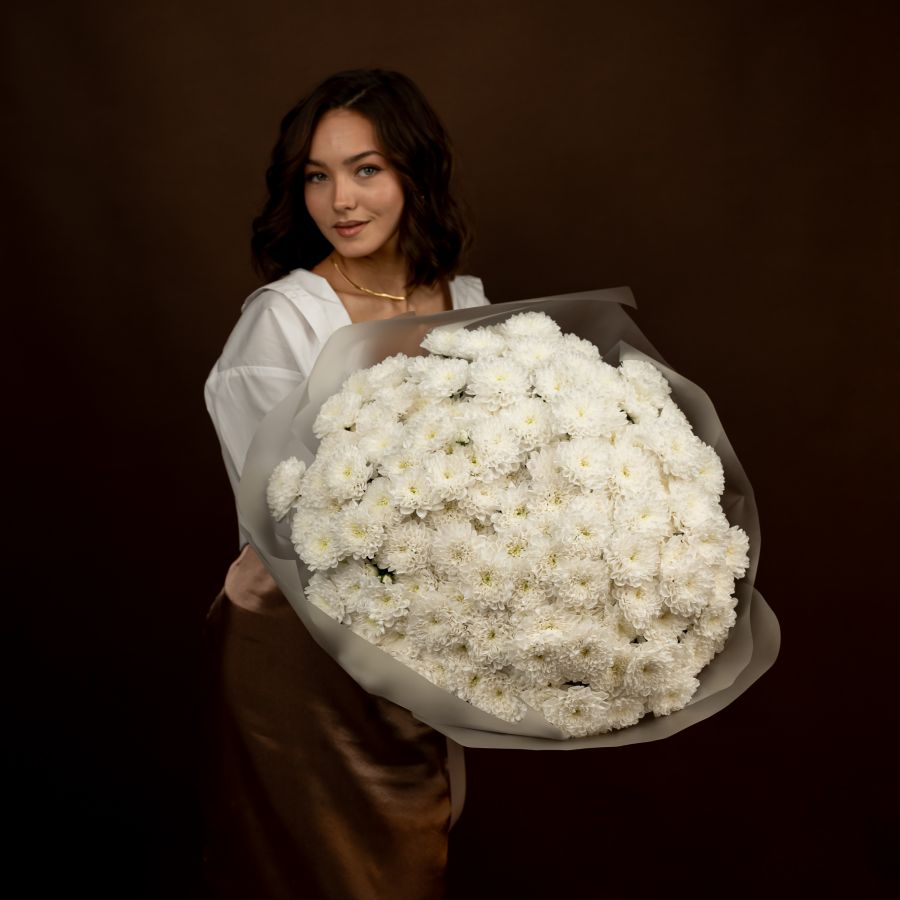 Букет Забота из 25  белых хризантем