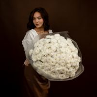 Букет Забота из 25  белых хризантем