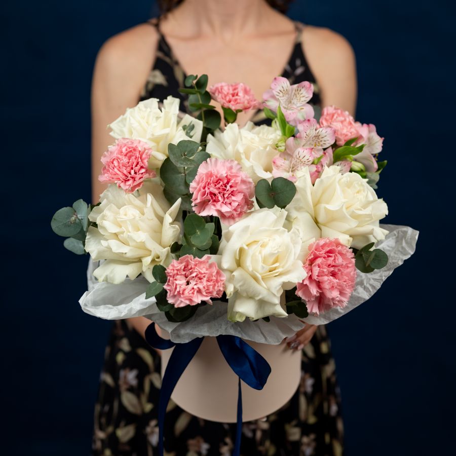 Цветы в коробке из белых роз и нежных диантусов