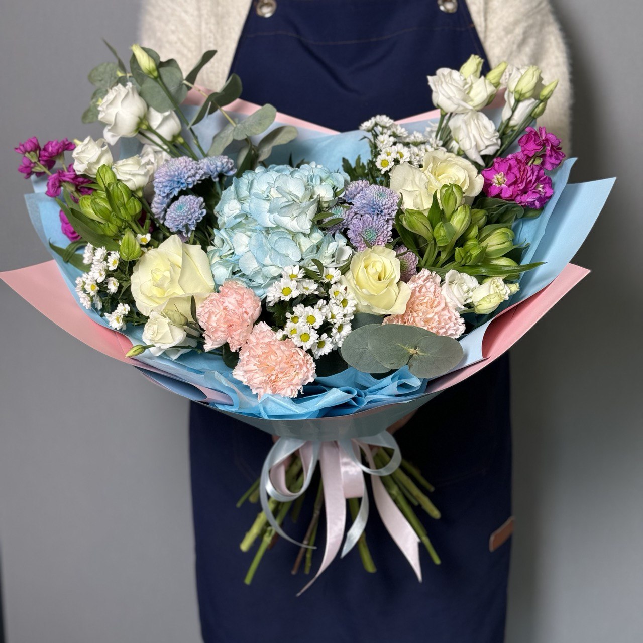 Букет с ароматной маттиолой и гортензией