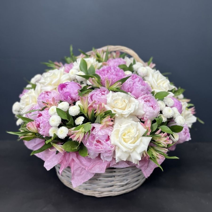 Корзина с пионами