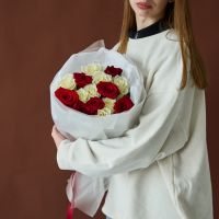 Красные и белые розы 60 см в оформлении (15 шт)
