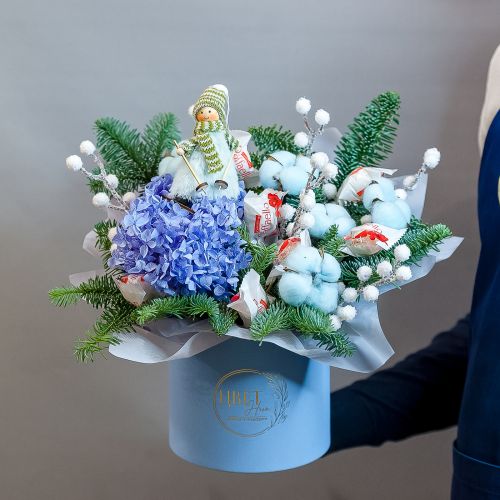 Нежно - голубой букет в шляпной коробке с нобилисом, хлопком, стабилизированной гортензией