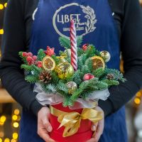 Новогодняя композиция со свечой в красной шляпной коробке