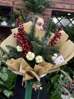 Букет из нобилиса с хлопком и ягодами