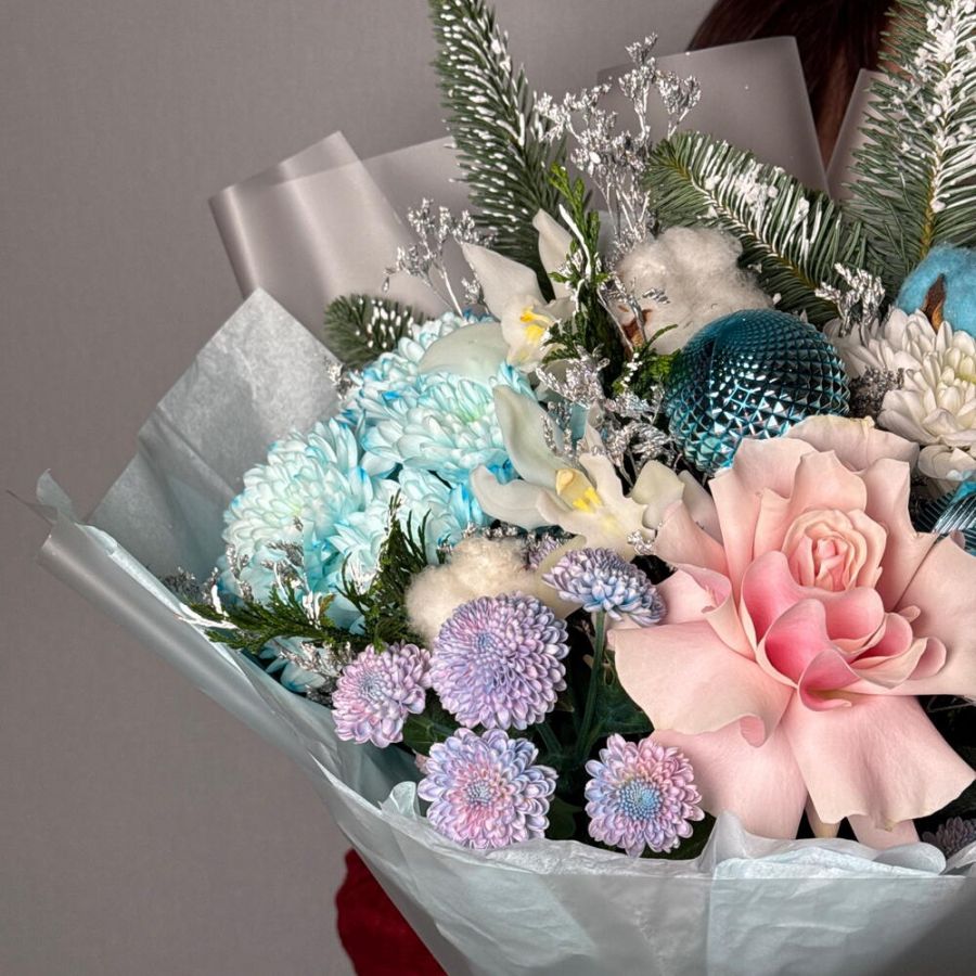 Букет «Зимний вечер» с елочными игрушками