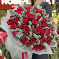 51 красная роза с нобилисом в упаковке