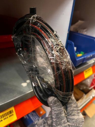 Уплотнитель лобового стекла верхний ISUZU NLR85/NMR85 арт.8980290781