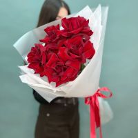 Алые французские розы Нина